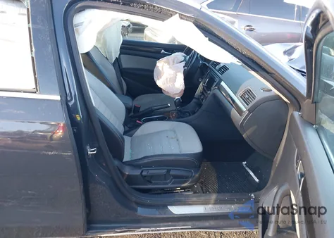 2015 Volkswagen Passat 1.8T Sport z USA, uszkodzony, nr VIN 1VWBT7A37FC064798